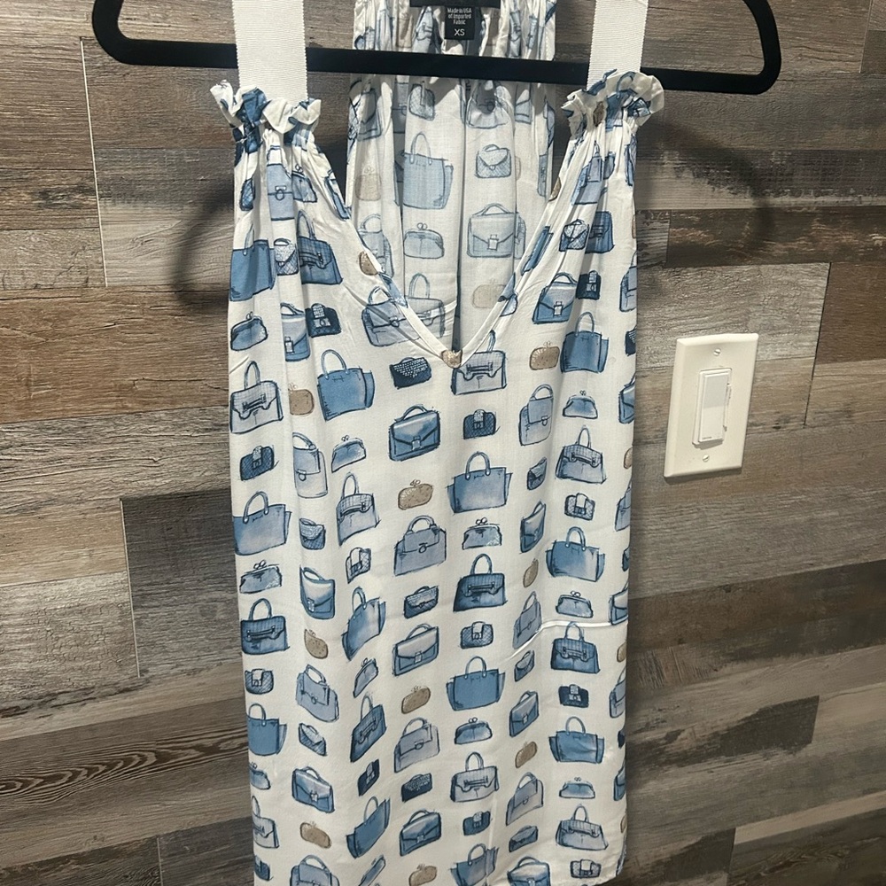 Karen Kane Blue and White Bag Print Tank (XS) can fit a medium